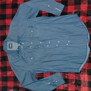 Wrangler. Heavy-denim pearl snaps. 2 pocket button-up.  Men's size Large.